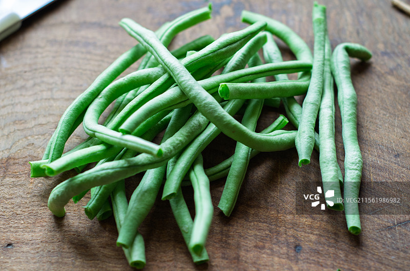 木桌上的新鲜豆角图片素材
