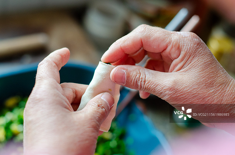 手工包饺子手部特写图片素材