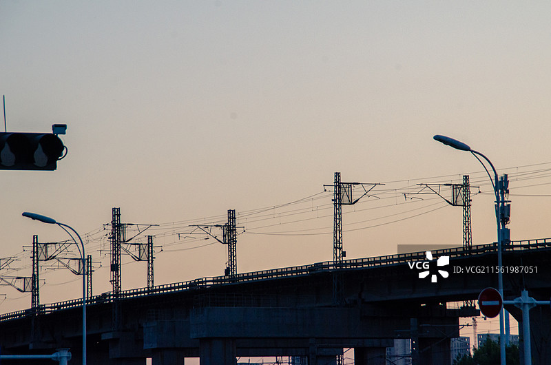 黄昏下的铁路桥剪影图片素材