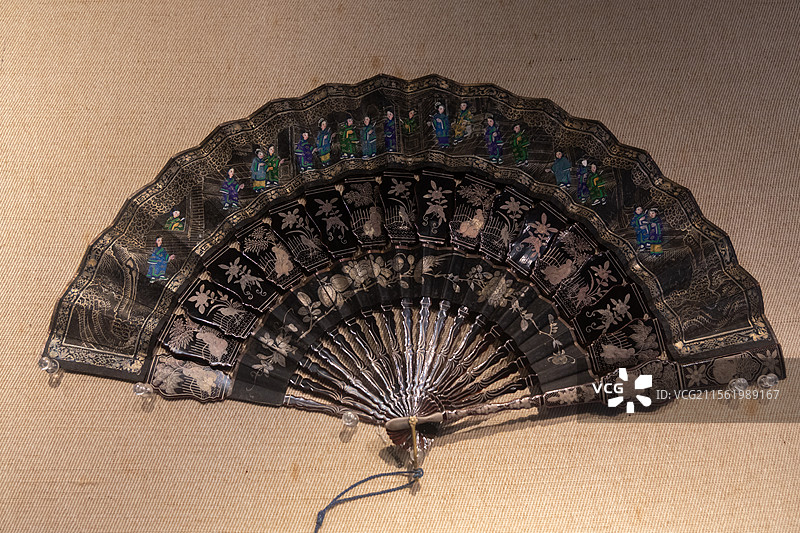 黑漆描银扇骨纸本彩绘贴象牙面人物纹折扇，清·道光，广州十三行博物馆藏品图片素材