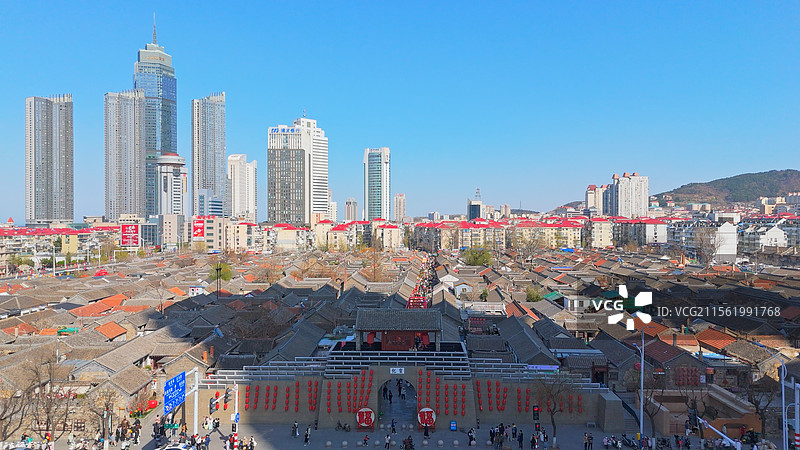 航拍山东烟台芝罘区所城里历史文化老城区建筑群街道房屋人流城市风光旅游景点图片素材