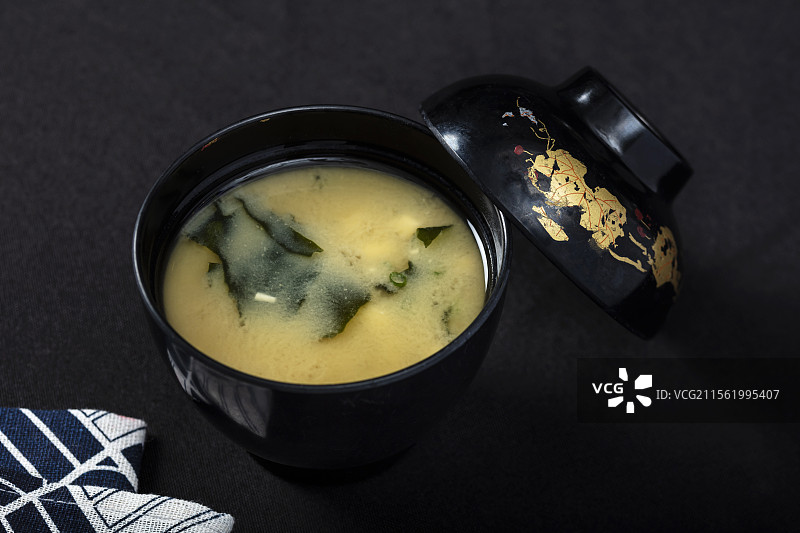 日式盖碗中的海带味增汤图片素材