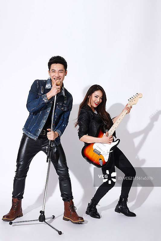 时尚的青年男女唱歌图片素材