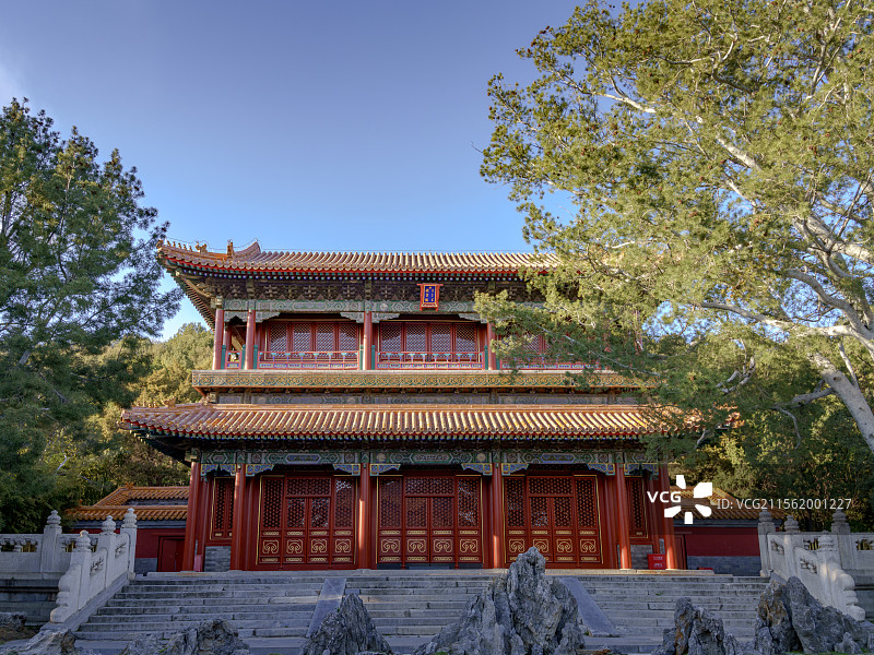 北京春天蓝天下景山公园内绮望楼内的建筑和古代建筑图片素材