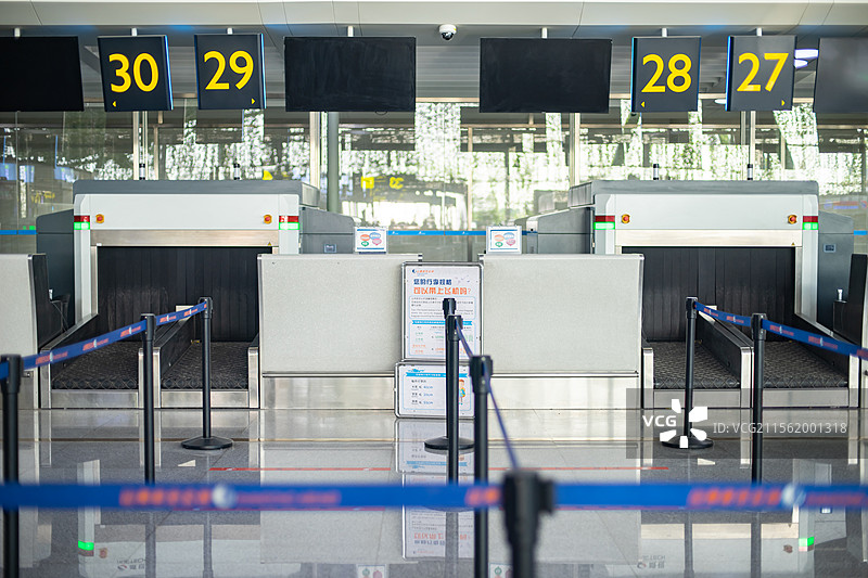 中国山东济南遥墙机场国内国际机场航站楼值机登机大厅候机室安检区托运排队通道围栏，室内无人图像摄影图片素材
