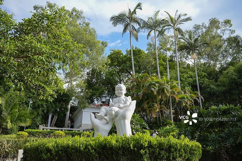 鼓浪屿毓园林巧稚纪念馆前的双手捧婴儿的雕塑图片素材
