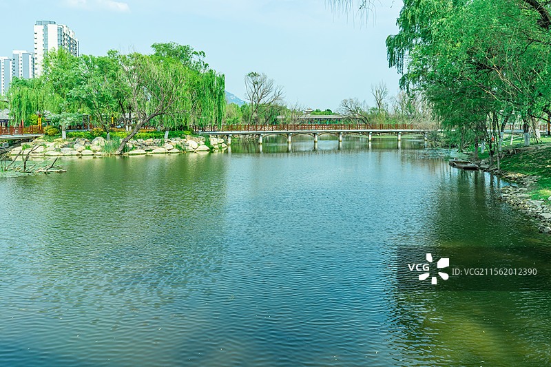 中国非都市风光拍摄主题，山东泰安泰山天平湖公园，木制栈道步行道路外立面和湖泊，户外白昼无人图像摄影图片素材