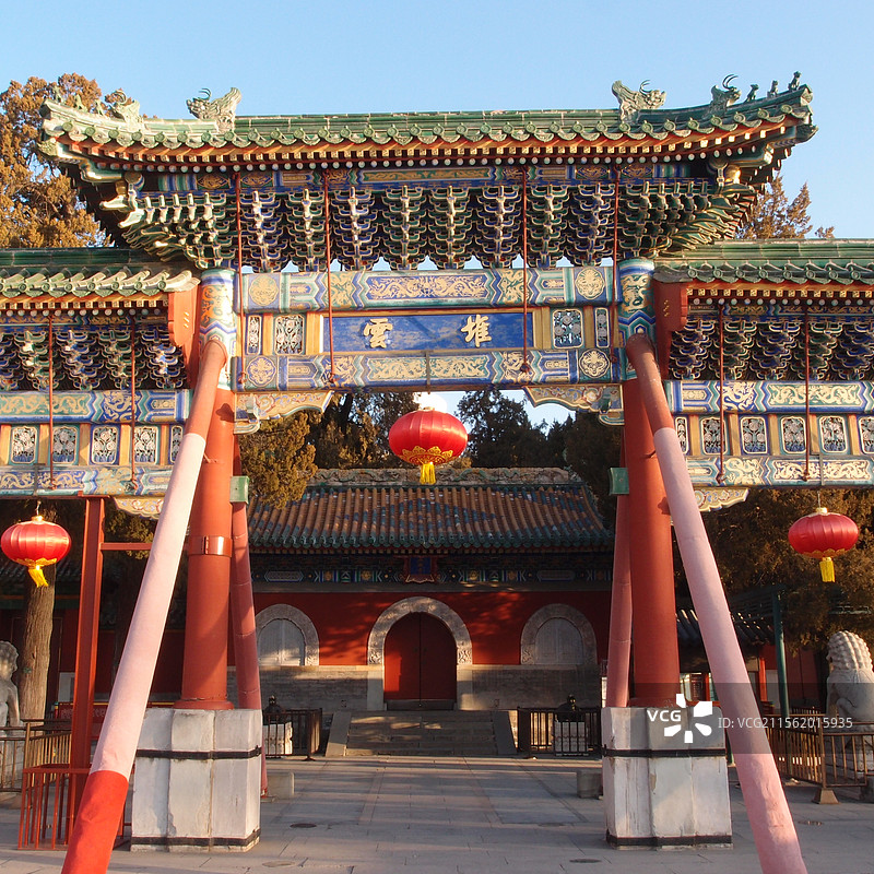 北京2025 北海公园的红 堆云牌坊、红墙和灯笼图片素材