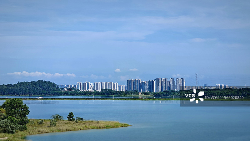 从茂名露天矿生态公园遥望市区图片素材