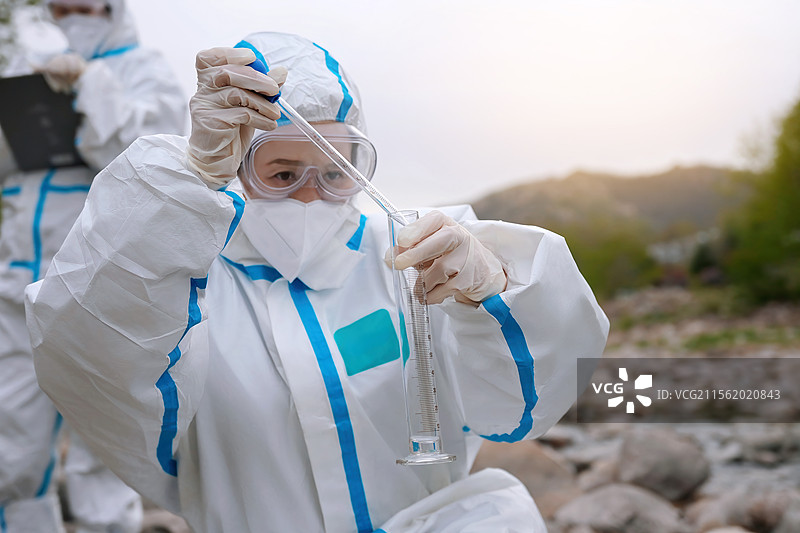 环境研究员在户外防护装备中进行安全取样图片素材