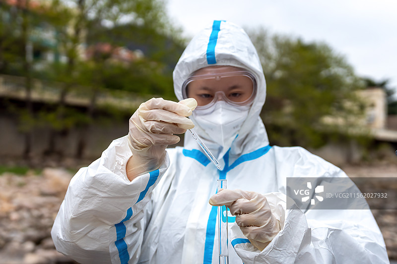 科学家对水体防护装备进行实地研究图片素材