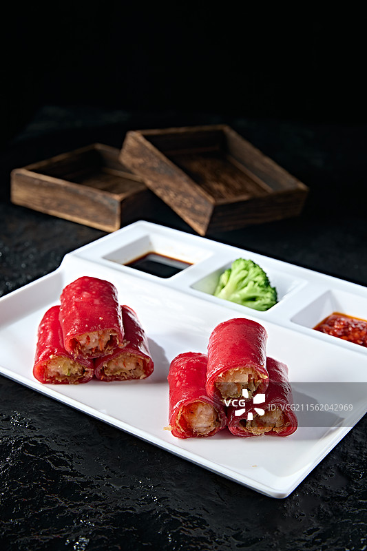 港式茶餐红曲米皮肠粉炸蛋猪肉卷图片素材