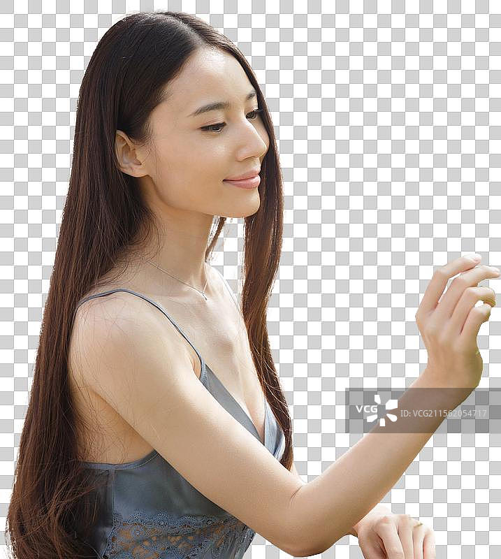 青年女人站在阳台往外看图片素材