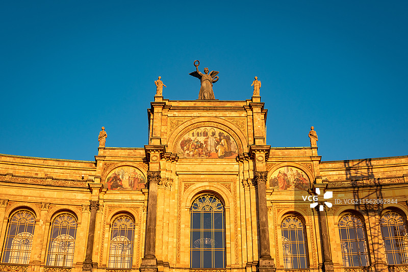 温暖夕阳照射慕尼黑马克西米利安纪念，展现艺术魅力。拱形窗户透露着历史的庄严，金色光辉增添文化厚重感。图片素材