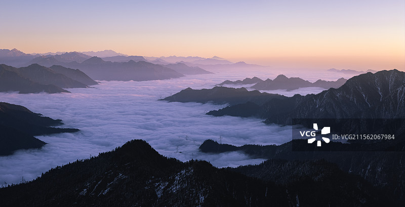 华尖山的云海和雪山图片素材