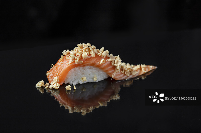 红酒鹅肝冰沙三文鱼寿司图片素材