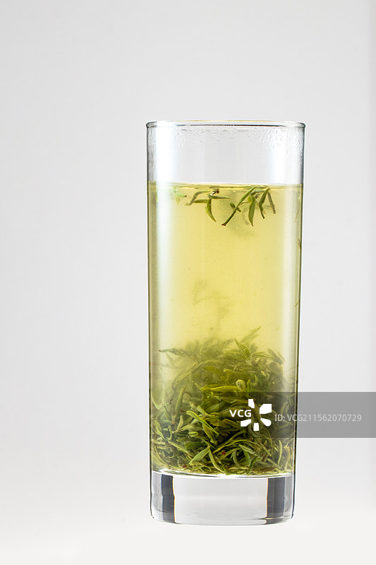 中国十大名茶之一江苏苏州太湖洞庭山碧螺春下投法冲泡图片素材