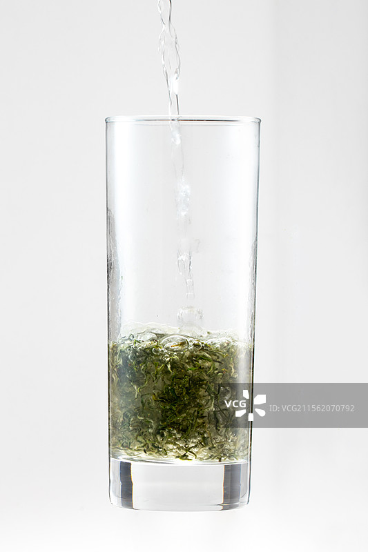 中国十大名茶之一江苏苏州太湖洞庭山碧螺春下投法冲泡图片素材