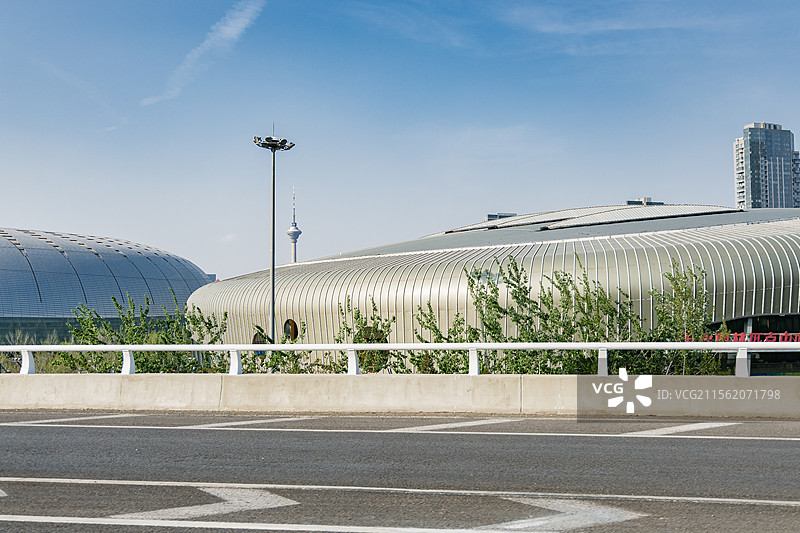 在这座城市的新兴区域，有一座极具现代感的大型场馆。照片拍摄当日，晴空万里，澄澈蓝天为背景图片素材