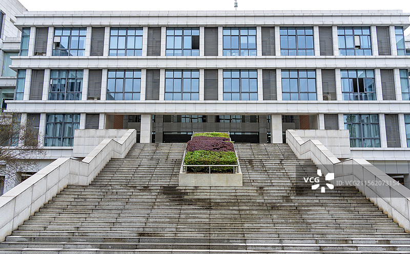 电子科技大学现代教学楼建筑和空旷的广场图片素材