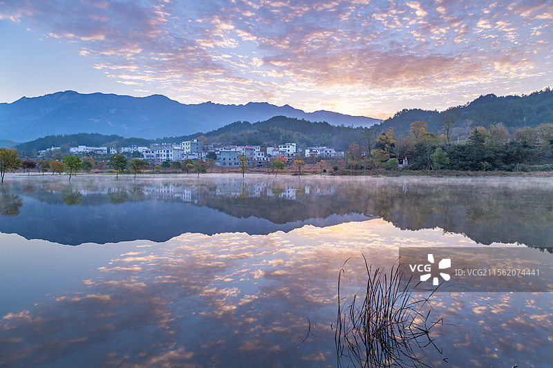 湖北罗田天堂寨的朝霞和秋色图片素材