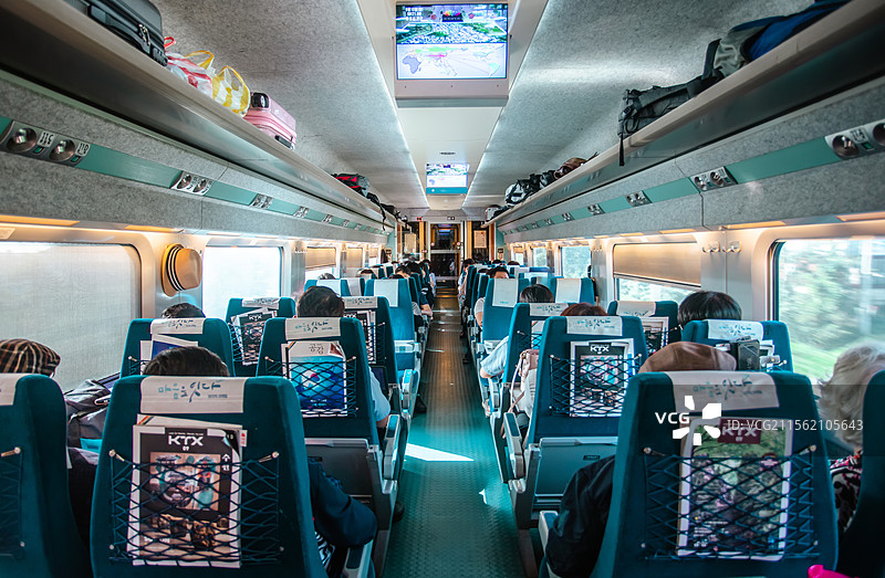 在韩国首尔车站搭乘KTX高速列车前往釜山图片素材