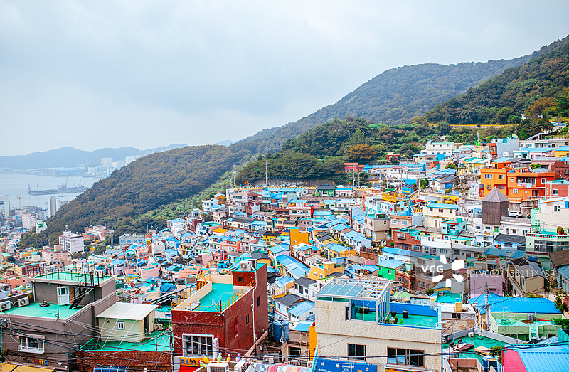 色彩缤纷的韩国釜山甘川文化村风光图片素材