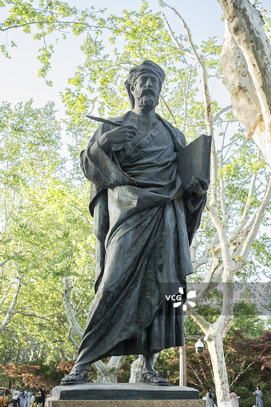 杭州西湖旁的马可·波罗青铜塑像雕像图片素材