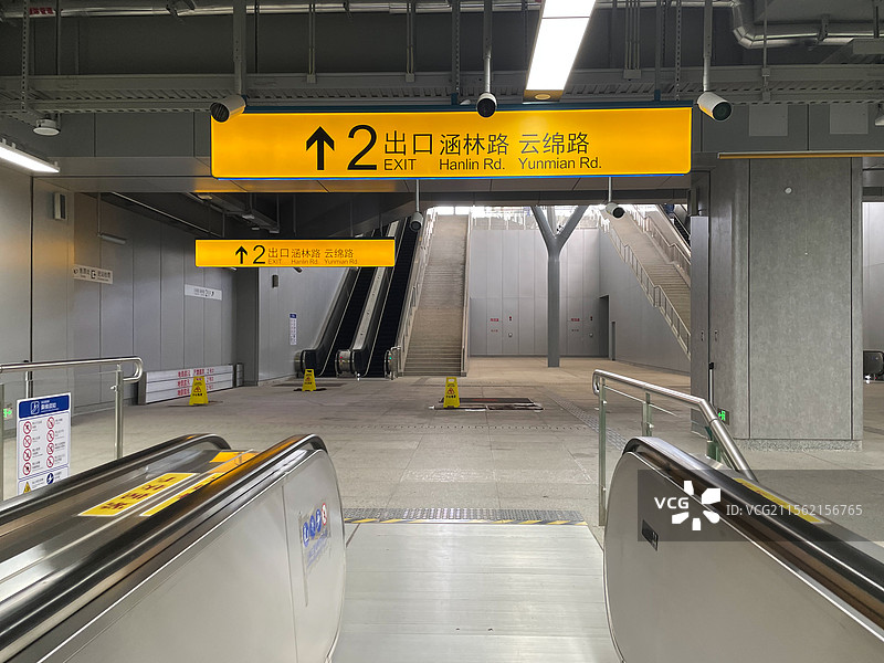 上海机场联络线三林南站通往出口的电动扶梯图片素材
