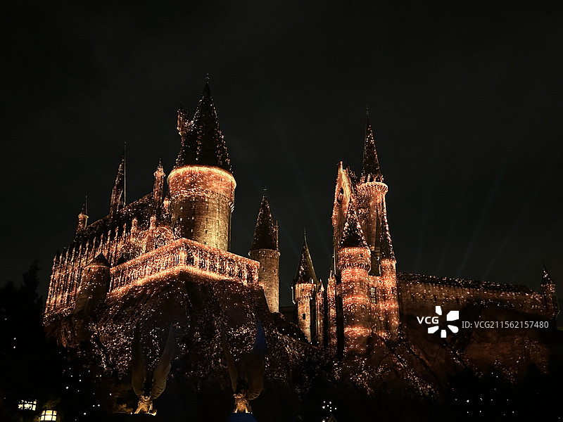北京环球影城哈利波特霍格沃滋城堡灯光秀夜景图片素材