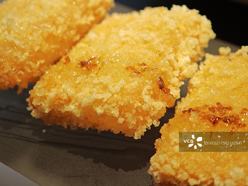 新鲜金黄的炸年糕图片素材