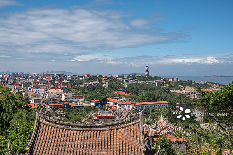 福建省莆田湄洲岛上的红色屋顶建筑图片素材