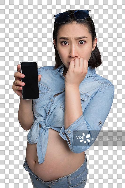 穿着时尚的孕妇拿着手机图片素材