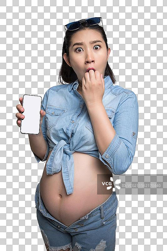 穿着时尚的孕妇拿着手机图片素材