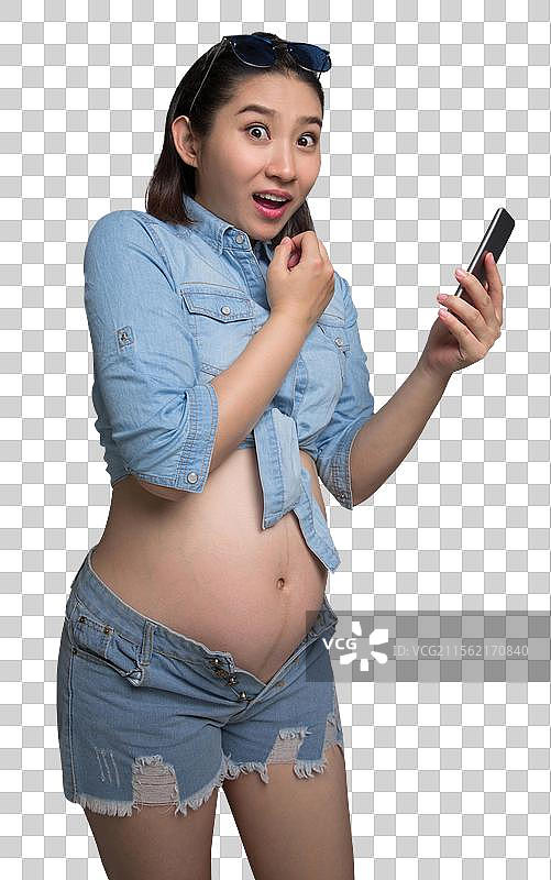 穿着时尚的孕妇拿着手机图片素材