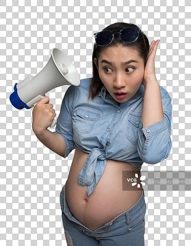 穿着时尚的孕妇拿着扩音器图片素材