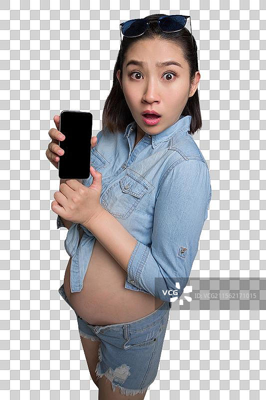 穿着时尚的孕妇拿着手机图片素材