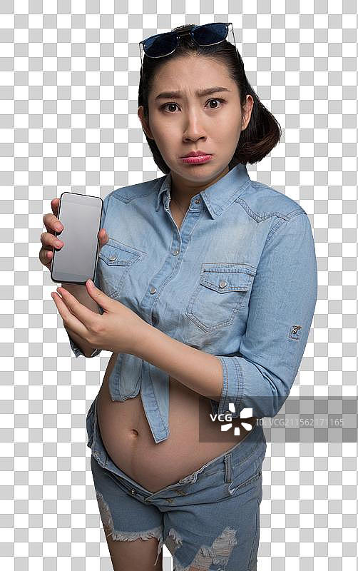 穿着时尚的孕妇拿着手机图片素材