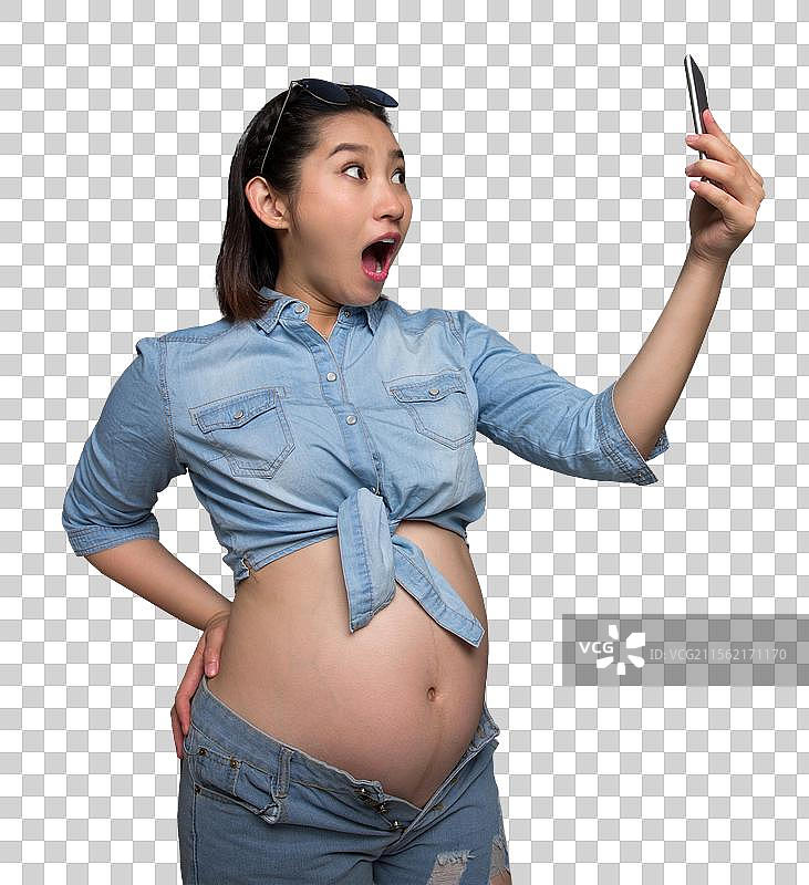 穿着时尚的孕妇拿着手机图片素材