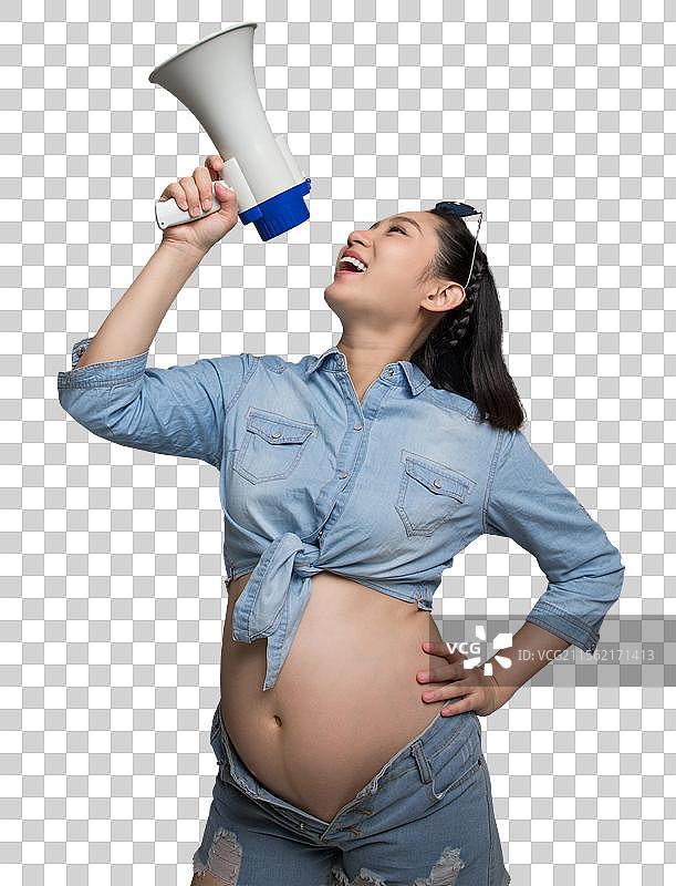 穿着时尚的孕妇拿着扩音器图片素材