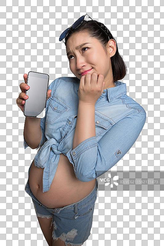 穿着时尚的孕妇拿着手机图片素材