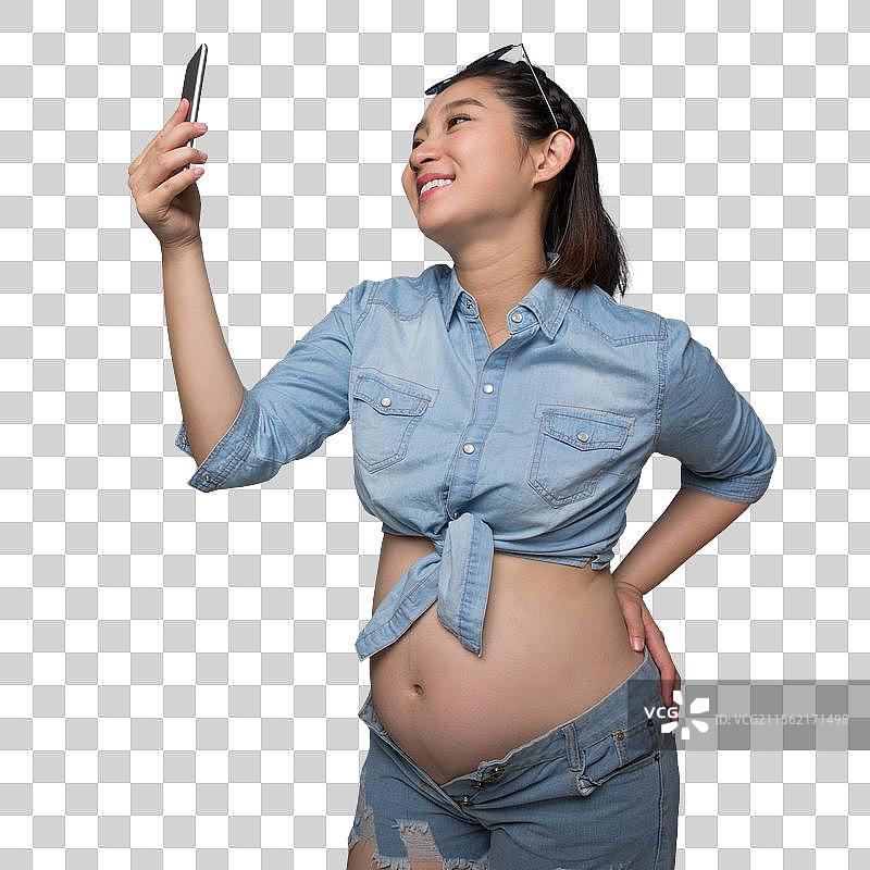 穿着时尚的孕妇拿着手机图片素材