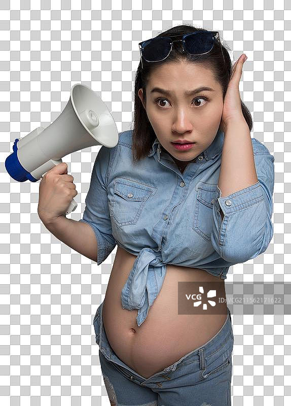穿着时尚的孕妇拿着扩音器图片素材