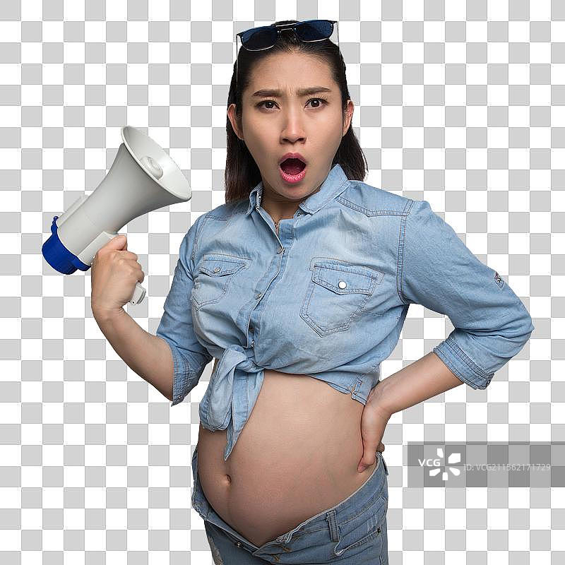 穿着时尚的孕妇拿着扩音器图片素材