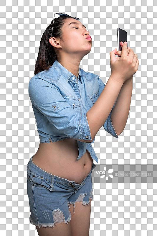 穿着时尚的孕妇拿着手机图片素材