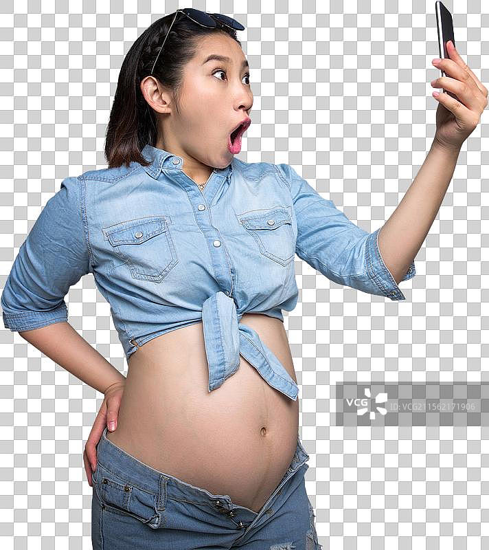 穿着时尚的孕妇拿着手机图片素材