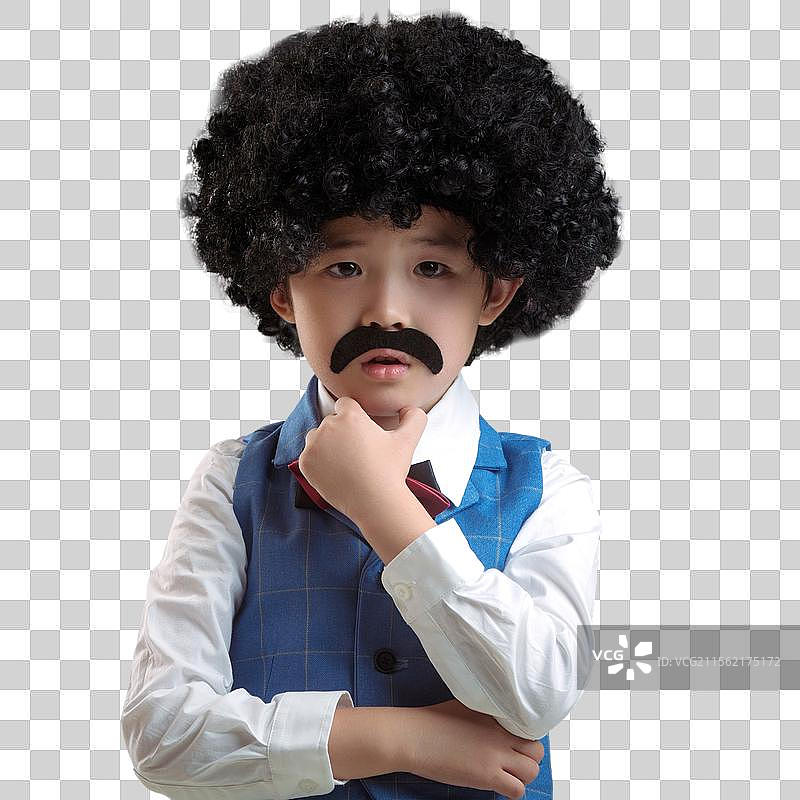 小学男生站在黑板前图片素材