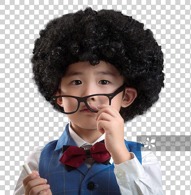 小学男生站在黑板前图片素材