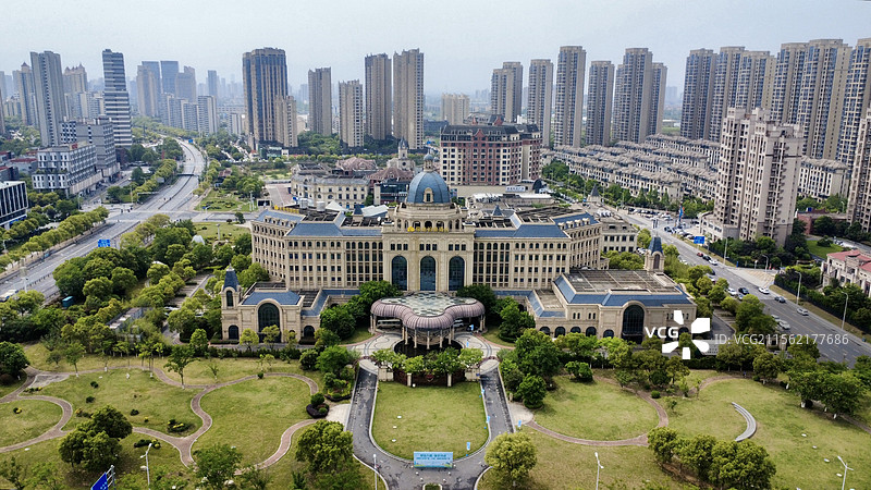 鱼尾洲公园旁边的欧式酒店图片素材