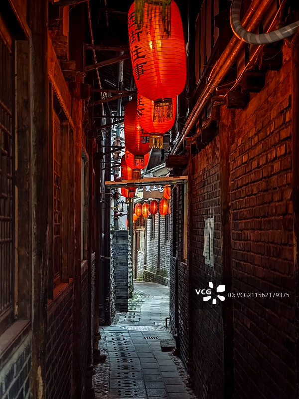 老街中式古典建筑红灯笼民居小巷夜景图片素材